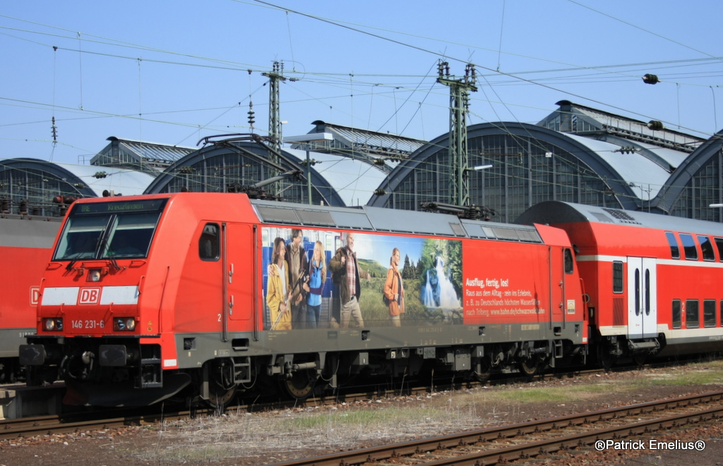 Es ist Wochenende und die 146 231-6 macht auch Werbung f�r die Triberger Wasserf�lle. Der Lokf�hrer versuchte die todes m�digen Fliegen mit der Hochdruckscheibenreingungsanlage der 146er zu bereinigen. Da dies nicht half holte er den Wassereimer und den Schrubber, eine kleine Hilfe und zur Kr�nung den ganzen Eimer einaml �ber die Front gespritzt. So wurde die Front am 18.04.2010 in Karlsruhe bereingt.