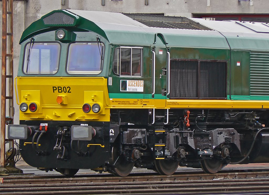 Frisch aus der HU ist diese von Ascendos Rail Leasing betriebene Class 66  PB 02 , aufgenommen am 22.2.2010 am BW der HGK, welche auch die n�chsten HU´s f�r die Fa. Ascendos �bernehmen wird.Hier mal eine Nahaufnahme ; Fotostandpunkt war wie immer die Kurf�rstenstrasse in Br�hl ;-)
