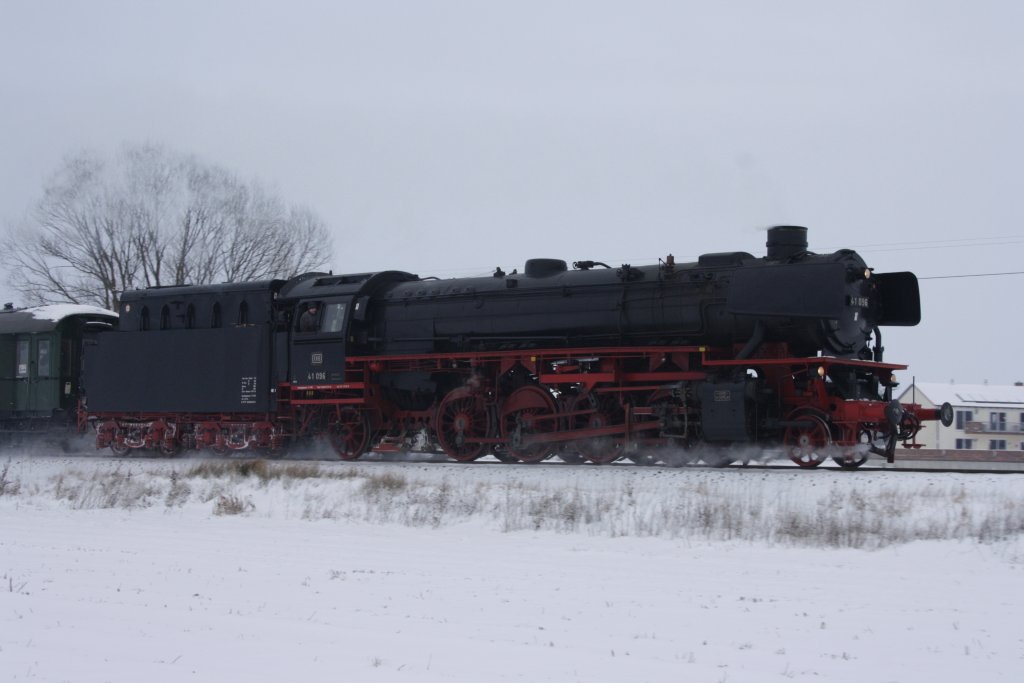  Gl�hweinfahrt  durchgef�hrt von 41 096 am 19.12.2010 . Die Rundfahrt f�hrte zwei Mal von Braunschweig aus �ber Wolfsburg nach Gifhorn und wieder zur�ck nach Braunschweig. Hier in Ausb�ttel bei Gifhorn