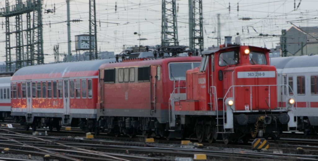 Hier rangiert die 363 218-9 eine 111er und einen N-Wagen im Vorfeld des Frankfurter Hbf.

Patrick E.