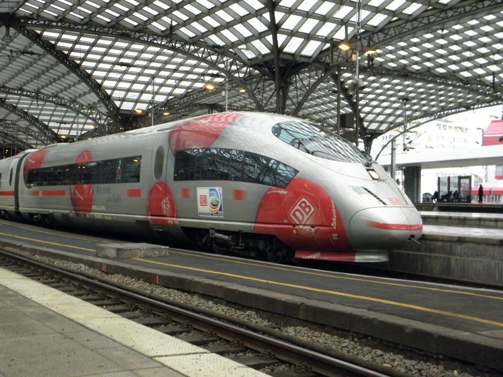 ICE 3  Frauenfu�ball  im K�lner Hbf am 11.12.10