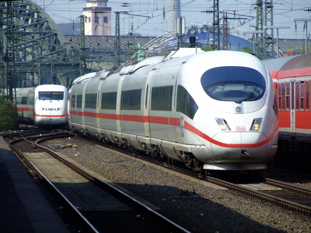 ICE 3 und ICE 2 zwischen der Hohenzollernbr�cke und Bahnhof K�ln Messe-Deutz am 15.04.2009.