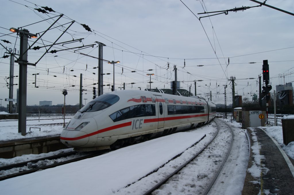 ICE 406 054-7 (International) bei der Ausfahrt in K�ln-hbf am 27.12.2010.