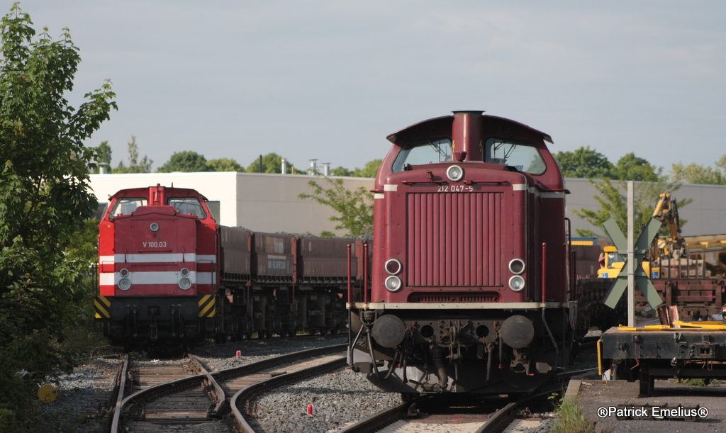IM Vordergrund die EfW 212 047-5 und dahinter steht V100.3 der Hessichen G�terbahn. Am 21.05.2010 im G�terbahnhof Frankfurt am Main H�chst