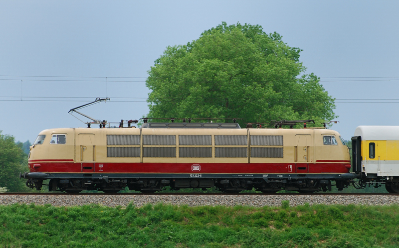 Immer noch flei�ig mit ihrem Messzug unterwegs auf der Strecke Ulm-Augsburg. 103 222-6, aufgenommen am 12.05.11, kurz nach Burgau.