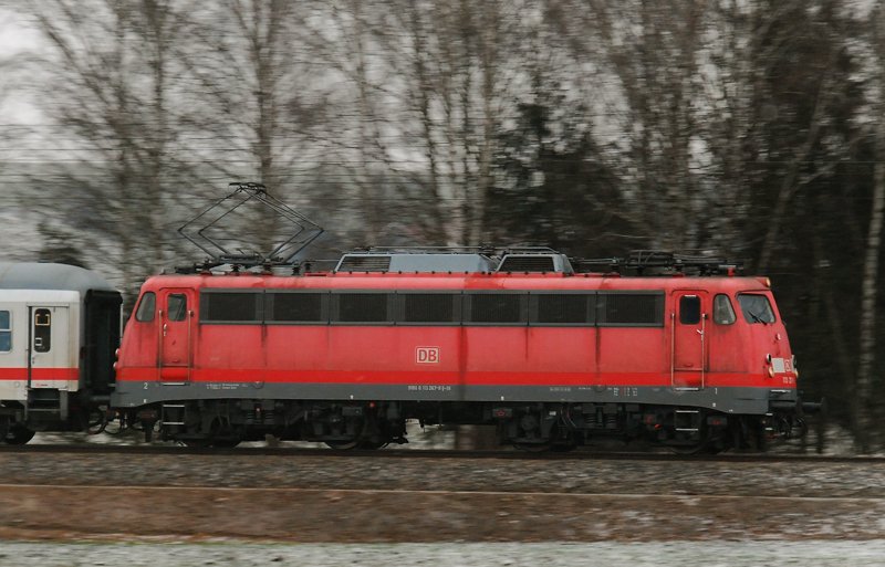 Mitzieher auf 113 267-9, aufgenommen am 14.12.09, Strecke Ulm-Augsburg, kurz nach Mindelaltheim.