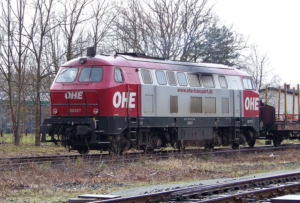 OHE 200087 verl�sst Munster mit einen leeren Holzzug und f�hrt weiter Richtung Celle. (01.04.10)