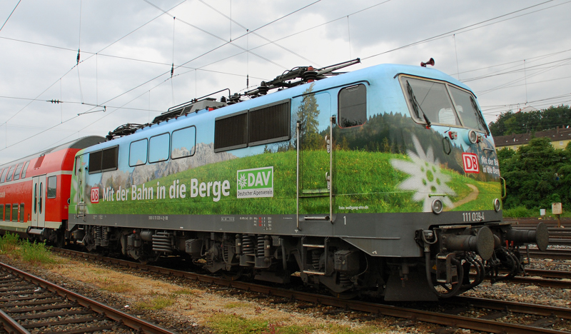 Portrait der 111 039-4, aufgenommen am 13.06.11, im Bahnhof Treuchtlingen.