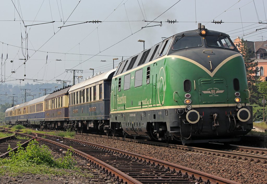 V200 053 mit Rheingold Garnitur in Koblenz L�tzel am 21.05.2011
