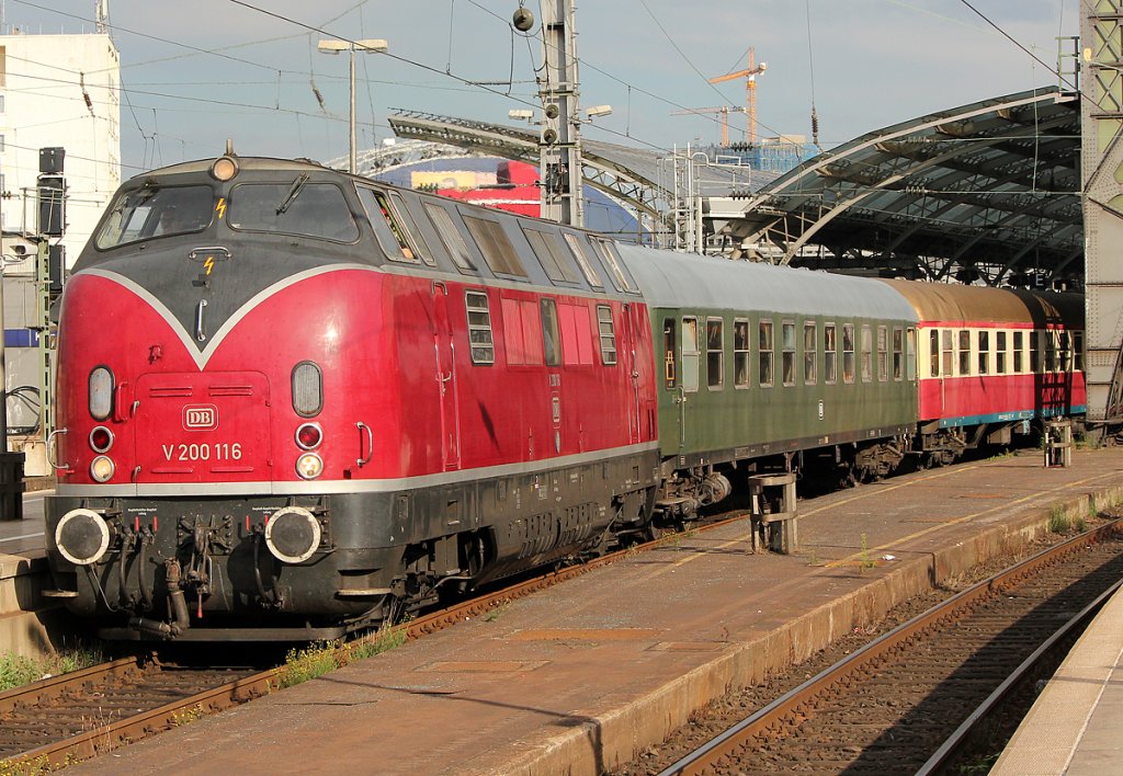 V200 116 mit einem Sonderzug aus Oberhausen an Gl.8 in K�ln Hbf am 09.07.2011