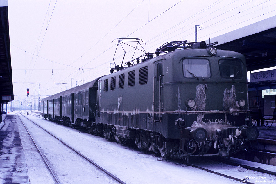 Vom Winter sichtlich gezeichnet wartet die Seelzer 141 049 am 10.1.1985 mit dem N7920 nach Herford in Paderborn Hbf auf den Abfahrauftrag.