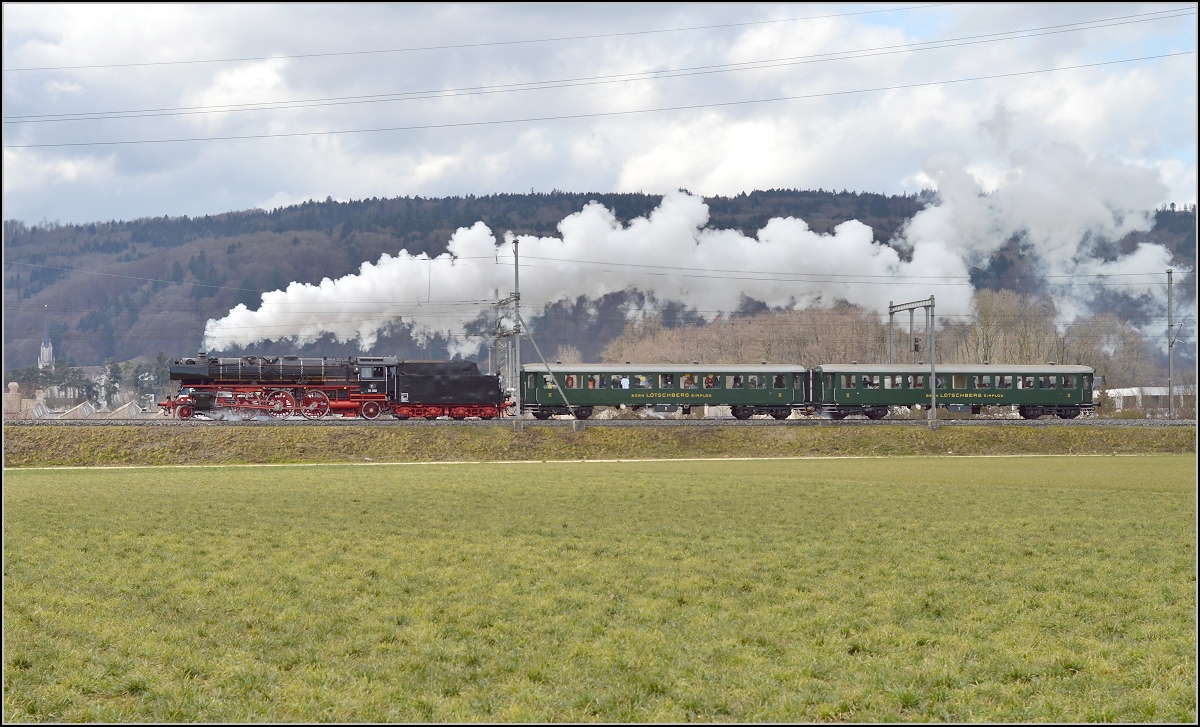 01 202 mit Gotthardsonderzug bei Dottikon Umspannwerk, M�rz 2015.