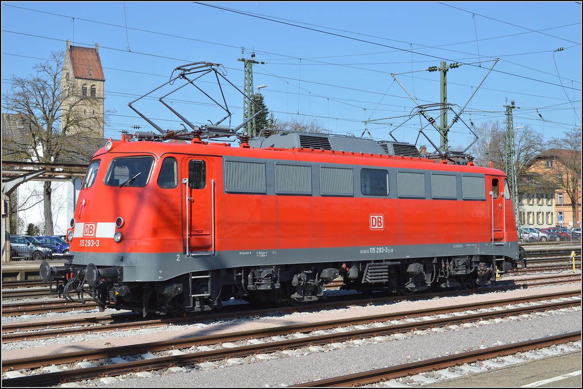 110er-Glück in Singen.

Die Bügelfalte 115 293-3 parkt auf einem Stumpengleis des Bahnhofs Singen an Bahnsteig 2. März 2014.