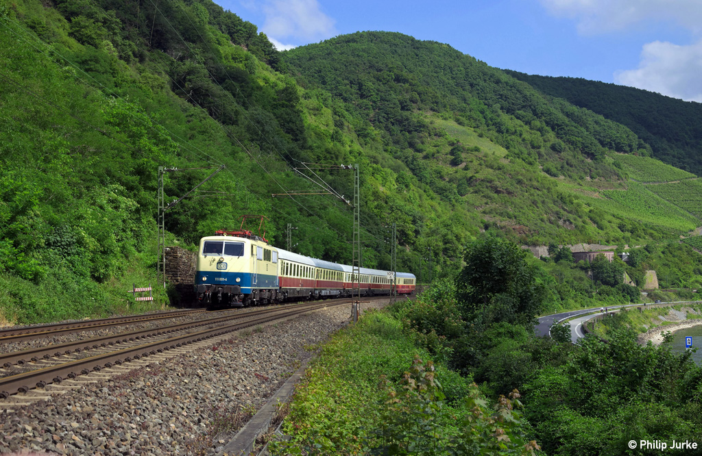 111 001-4 mit dem DBM 91341 (Koblenz Hbf - Bingen(Rhein)Hbf) am 15.06.2014 am Bopparder Hamm.

Video: https://www.youtube.com/watch?v=k2EzBBGqehI&list=UUp3H9B2nD2A3SWsox60NLPA