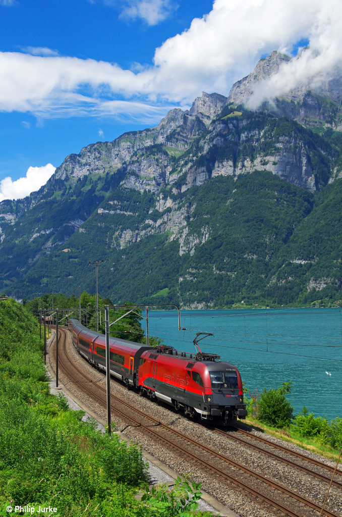 1116 209-6 mit dem RJ 167 von Z�rich nach Wien am 30.07.2013 bei Mols am Walensee.
