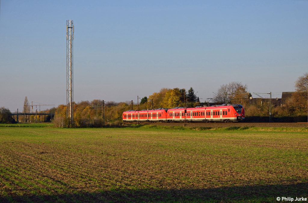 1440 312-5 und 1440 311-7 als S68 (Düsseldorf Hbf - Langenfeld(Rhld.)) am 21.11.2014 zwischen Langenfeld-Berghausen und Langenfeld(Rhld.).
