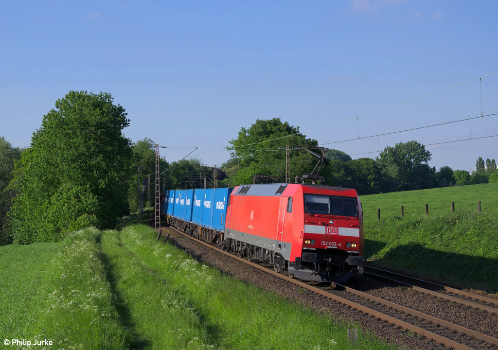 152 063-4 mit dem EZ 51114 (Hagen-Vorhalle - Köln-Gremberg) am 16.05.2014 bei Haan-Ellscheid.

