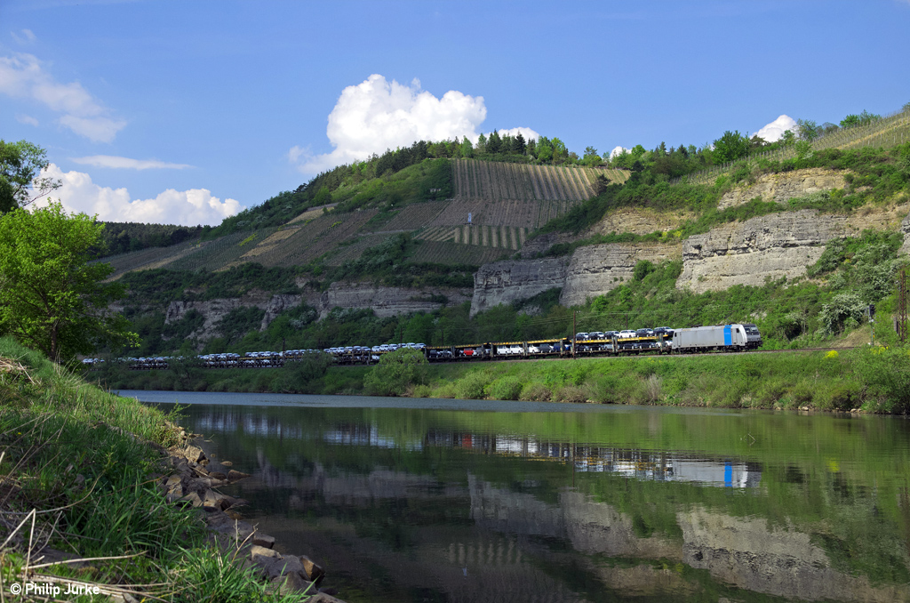 185 677-2 mit einem Neuwagenzug am 24.04.2014 bei Himmelstadt.

