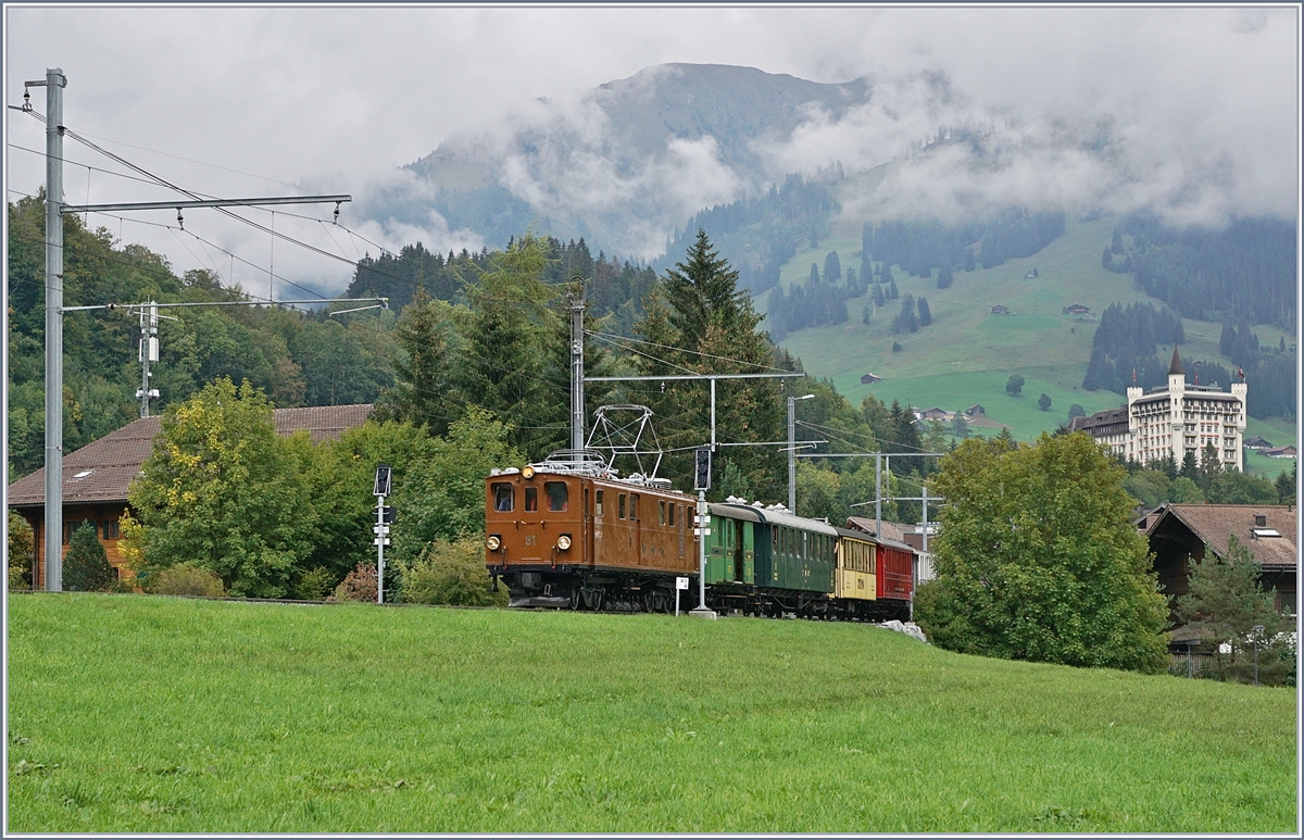 50 Jahre Blonay Chamby - Bündnertag im Saaneland: Die BB Ge 4/4 81 (RhB Ge 4/4 181) verlässt Gstaad mit ihre Extrazug für eine Fahrt nach Rougemont und Zurück. 
14. Sept. 2018 