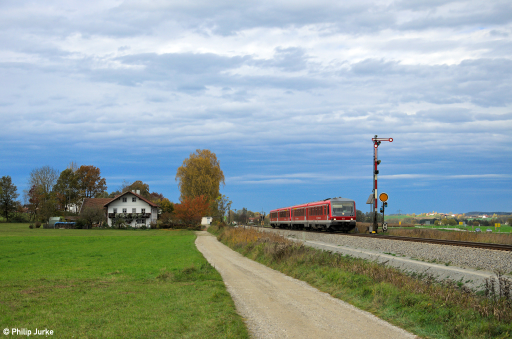 628 434-2 und 928 593-2 als RB 27035 von M�nchen nach M�hldorf am 27.10.2013 bei Weidenbach.
