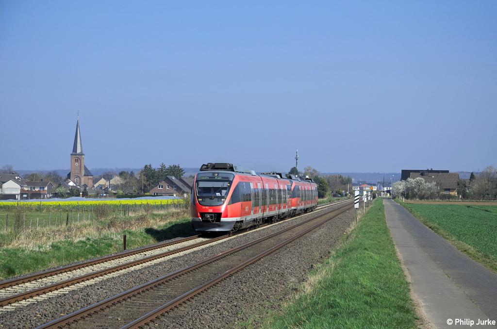 644 055-5 und 644 005-0 als RB 12359 (Köln Hbf - Kall) am 29.03.2014 bei Weilerswist.
