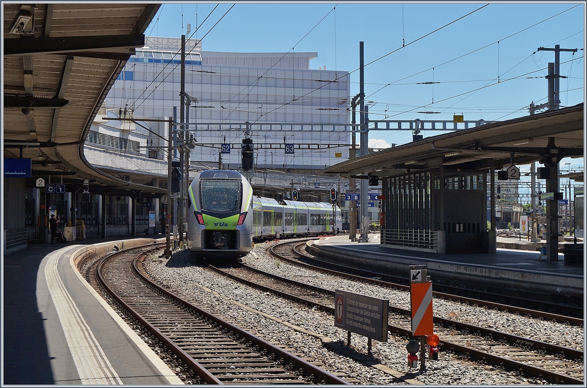 Als ich sah, was da in Lausanne auf Gleis 2 stand war es schon (fast) zu spät, und so konnte ich den neuen BLS Flirt 4 RABe 528 nur bei seiner Abfahrt nur noch wenig vorteilhaft fotografieren.

5. Juli 2020