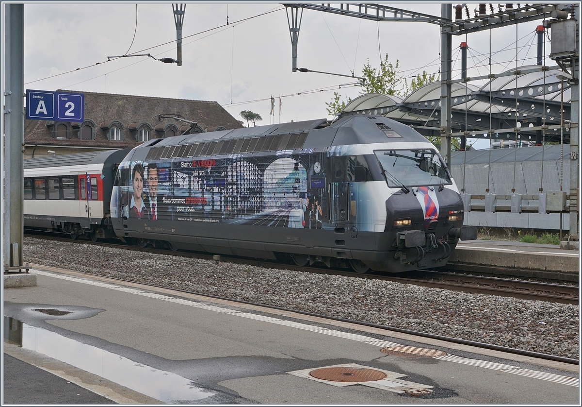 Als diese SBB Re 460 028-4 für den grössten Umkostenfaktor des Bahnbetriebs warb, durfte dieser die schöne blau/rote Krawatte schon nicht mehr tragen...

Wie gut stammt das Bild aus längst vergangenen Zeiten vor mehr als einem Jahr; heute ist nicht nur der Big Boss sondern auch sein Personal wieder stolz auf unsers SBB! 

Vevey, den 28. April 2017