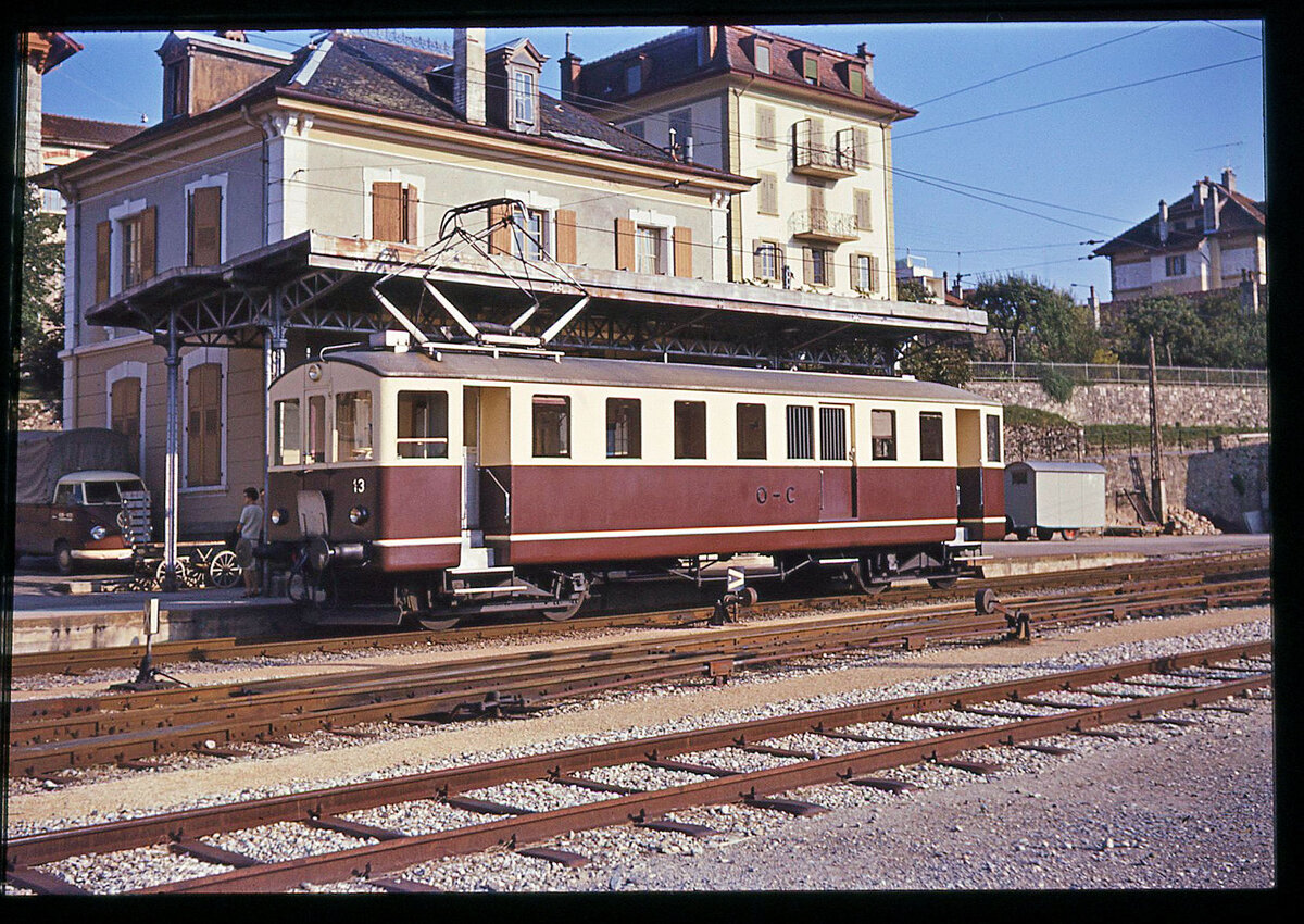 Alte Fahrzeuge auf der Orbe - Chavornay - Bahn: Triebwagen 13 von 1920. Orbe, 17.Sep.1967  