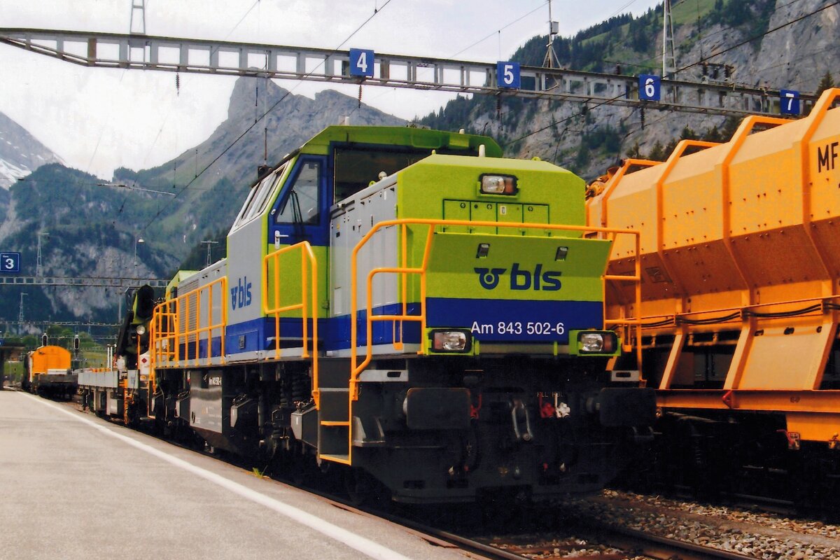 Am 6 Juni 2009 durchfahrt BLS 843 502 Kandersteg.

