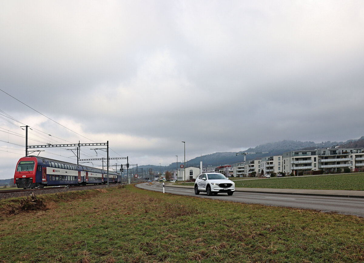 An der Strecke Zug - Zürich via Affoltern am Albis: Ein Zug der S14 in Richtung Affoltern am Albis in Bonstetten-Wettswil, im Hintergrund der frisch verschneite Uetliberg. Die S14 endet/beginnt in Affoltern am Albis und fährt über Altstetten - Zürich (Löwenstrasse) - Oerlikon - Dübendorf - Wetzikon nach Hinwil. 6.Februar 2023 