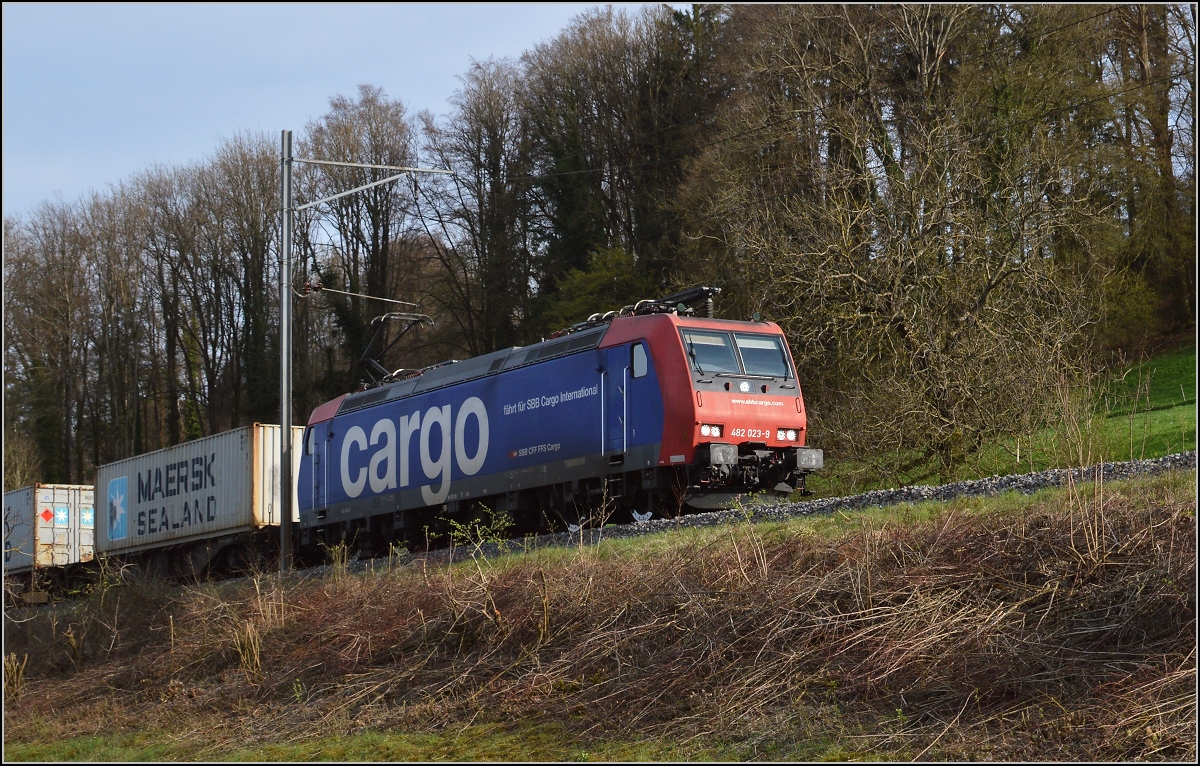 Auf einer der wenigen personenverkehrsfreien Strecken der Schweiz bringt 482 023-1 einen G�terzug gen Basel. Bei Laufenburg, M�rz 2016.