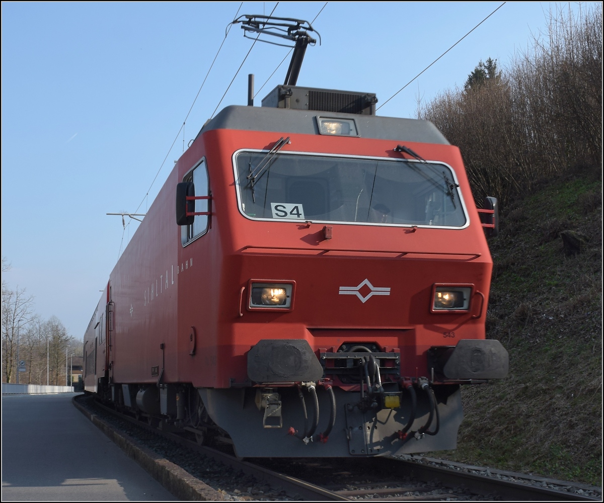 Ausser am Bahnsteig kommt man bei Vollbahnen selten so nahe in Kontakt, wie bei der Bahn im Sihltal. Nur ein Bordstein trennt den Strassenverkehr vom Lichtraum der Bahn, auf Spiegelh�he d�rfte nicht mal ein Blatt Papier dazwischenpassen. Da reizt auch der Bahnfotograf nicht seinen ganzen legalen Spielraum aus, um den Puls des Lokf�hrers nicht unn�tig zu erh�hen. Hier mit 456 104 der SZU in der Sihlau. M�rz 2022.