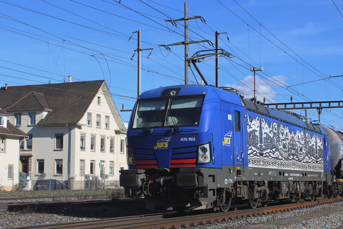 Bei das bekannter -und ganz legaler-  Fotopunkt beim Bahnhof Pratteln kann Mann Dienstags-Freitags immer wieder eine ganze Menge von uterz�ge auf den Chip retten. WRS 475 902 war am 13 Februar 2024 eine von viele Guterz�ge. 