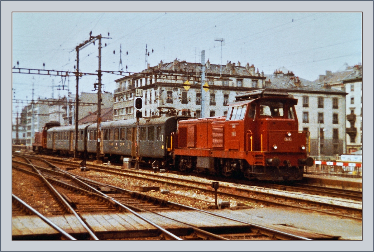 Beim Ausfall der Gleichstrompendelzüge standen Laufe der Jahre verschieden Triebfahrzeuge von SNCF und SBB im Einsatz. Neuerdings wurde sogar ein Personenwagen mit einem Pantographen ausgerüstet um bei der Traktion durch eine Diesellok (ohne Heizleitung) den Strom aus der Heizleitung beziehen zu können. 

Im Bild die Regionalzüge 4018 und 4019 von und nach La Plaine beim Wenden in Genève mit der Bm 4/4 18410 Seite Genève und einer weiteren Seite La Plaine. 17. Juni 19833