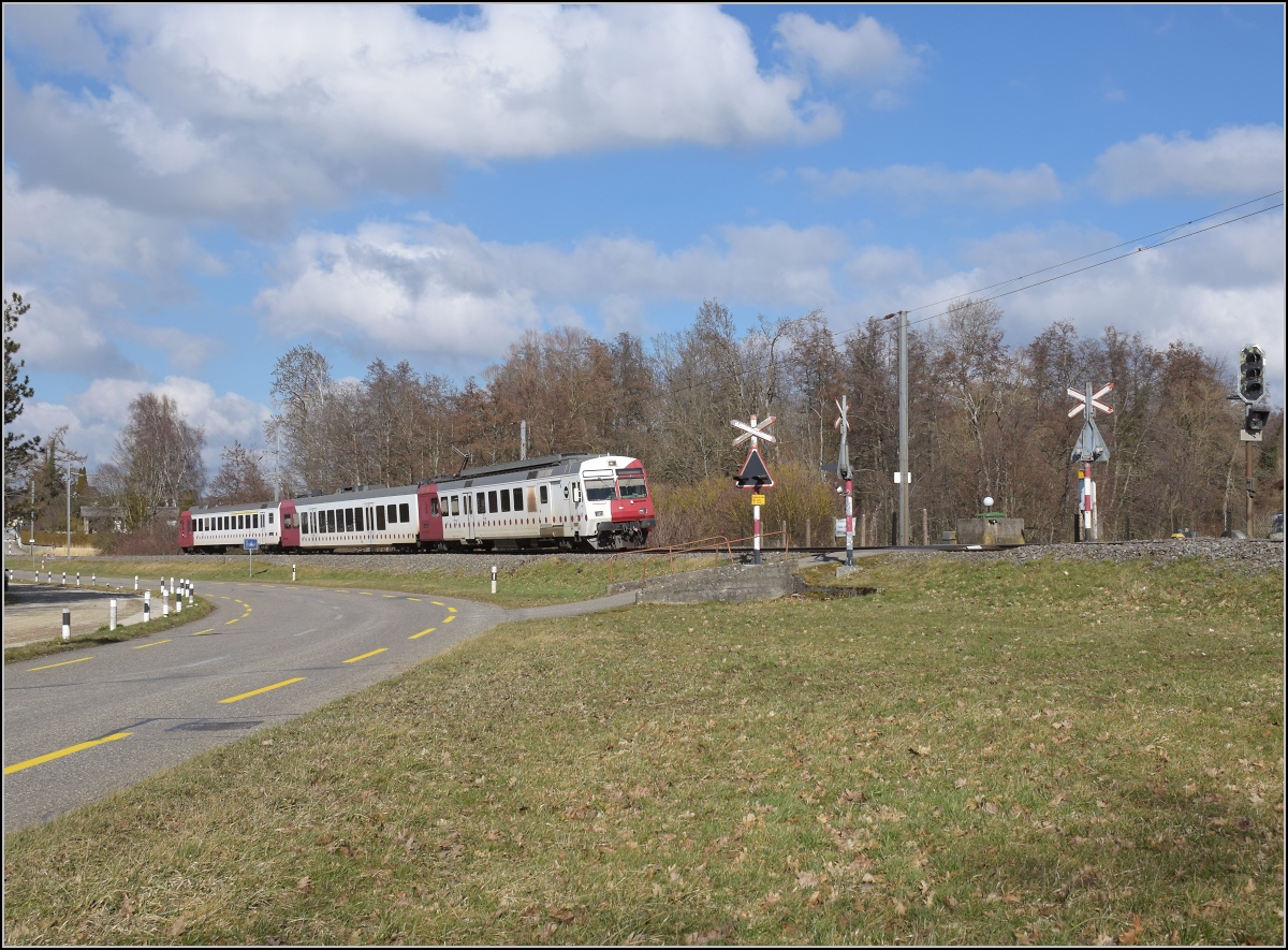 Besuch im Elsgau, heute bekannt als Ajoie.

Ausfahrt aus Bonfol mit RBDe 567 181 im TPC-Kleid. Februar 2022.