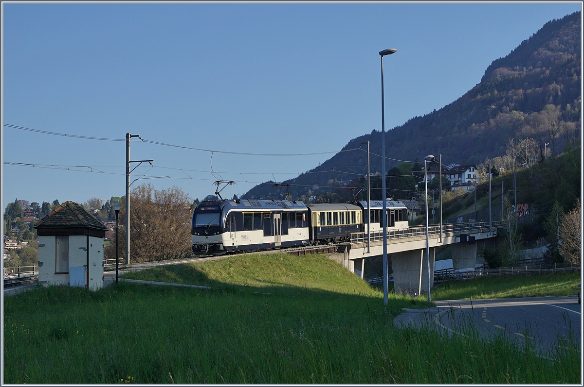  Bleiben Sie zuhause  - damit waren auch die Anzahl der Zug Reisenden drastisch zurückgegangen und so führte der MOB  Belle Epoque  nur einen namensgebenden Wagen. 
Bei Châtelard VD am 11. April 2020