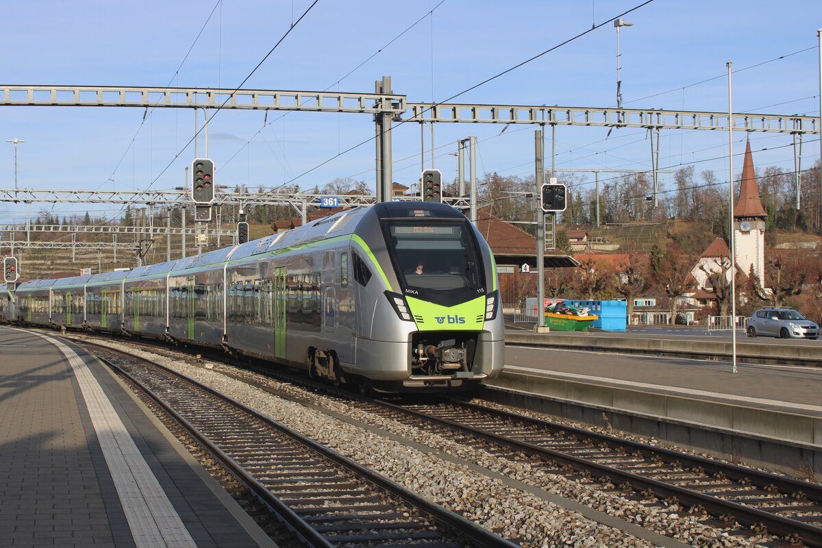 BLS 528 115 treft am 1 Jänner 2024 in Thun ein als RB aus Konolfingen.