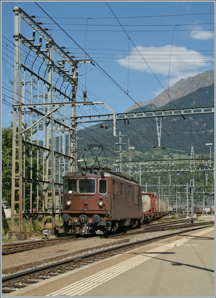 BLS Re 4/4 166 - 173, ab 1970; die BLS Re 4/4 167  Ausserberg  verlässt mit einem Güterzug den Bahnhof von Brig in Richtung Spiez. 

20. Aug. 2011