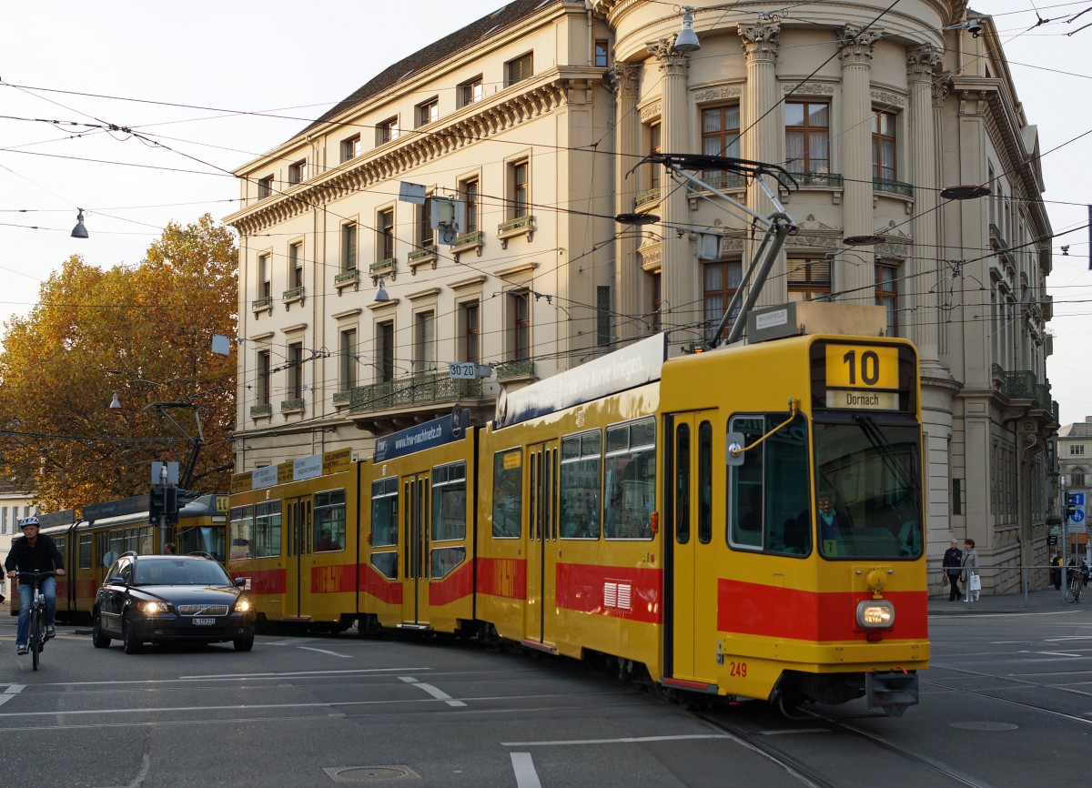 BLT: Tramzug der Linie 10 nach Dornach bestehend aus dem Be 4/8 249 und einem alten Be 4/6 bei der Einfahrt in die Haltestelle Bankverein am 30. Oktober 2015 bei herbstlicher Abendstimmung.
Foto: Walter Ruetsch  