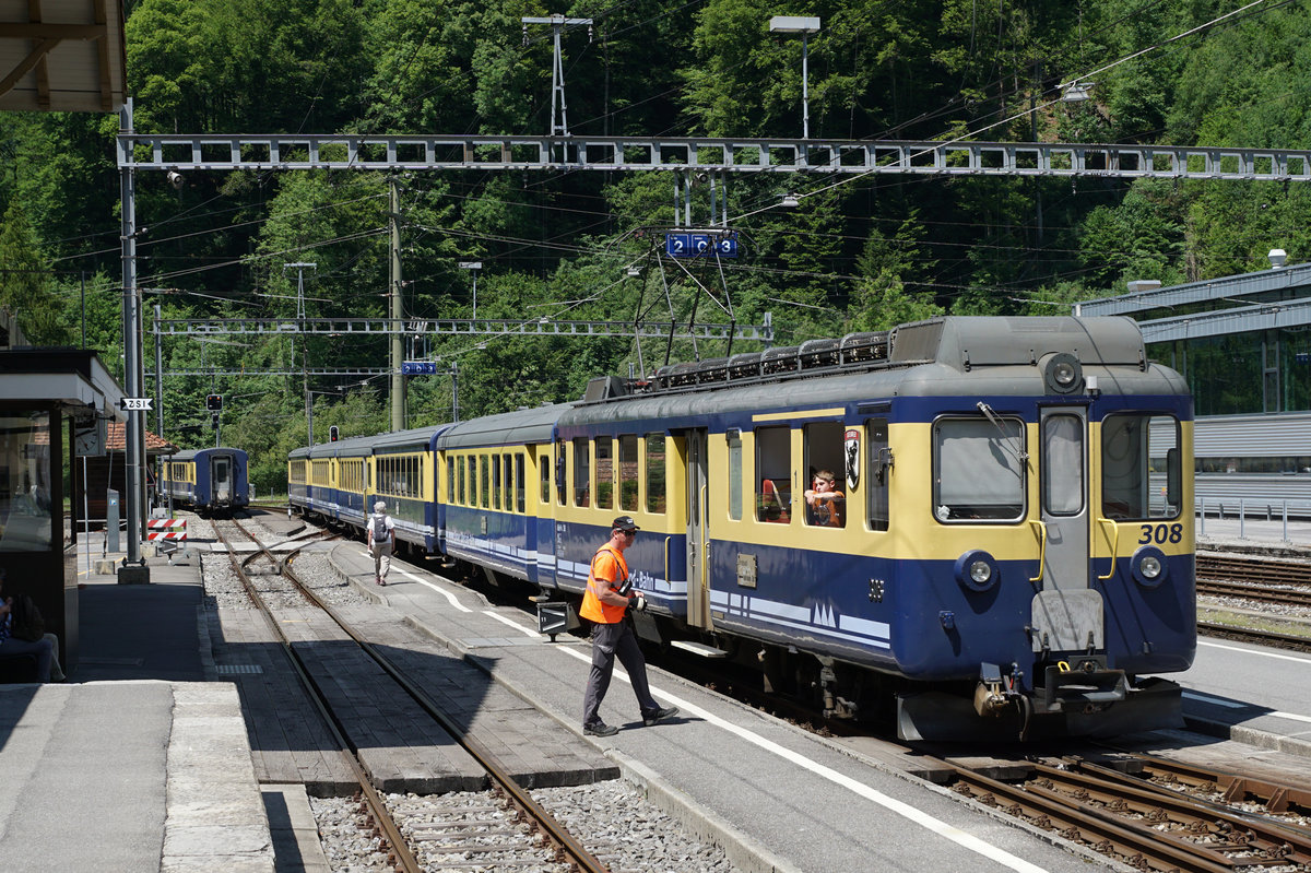 BOB: BOB-Idylle vom 27. Mai 2017. Sehr bald sind die alten BOB-Züge, die auch noch mit dem braunen Anstrich nach Lauterbrunnen und Grindelwald fuhren Geschichte! Während der Übergangszeit NEU/ALT verkehren sie zum Abschluss noch gemeinsam mit den neusten Zügen aus dem Hause Stadler Rail. Dabei hat man die Neulinge für kurze Zeit mit der GF-Kupplung ausgerüstet.
Foto: Walter Ruetsch