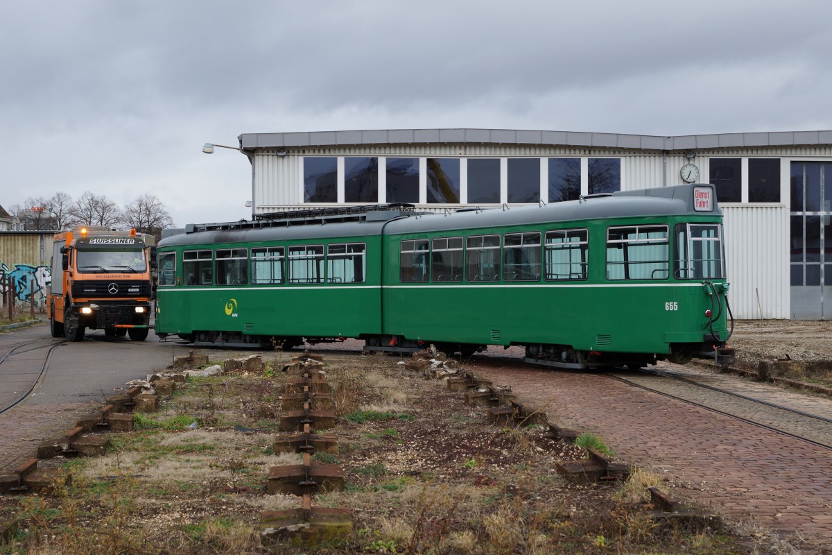 BVB: Abschied von den Be 4/6 623 - 658 aus dem Jahre 1972. Der Verlad f�r die lange Reise nach Belgrad, beim alten G�terbahnhof Dreispitz, fand vom 1. bis 3. Februar 2016 statt. In ihrer neuen Heimat sollen die gut gepflegten Veteranen aus der Schweiz noch ca. zehn Jahre im Einsatz stehen. Die allerletzten Fahrten auf den BVB-Geleisen waren nur noch mit der Unterst�tzung vom Be 4/4 490 (FCB) und einem BVB-Werkstattlastwagen der Marke Mercedes m�glich. F�r das Rangierman�ver von SBB Cargo stand die Bm 4/4 18414 im Einsatz. Die Aufnahmen stammen vom 1. Februar 2016.
Foto: Walter Ruetsch 
     
