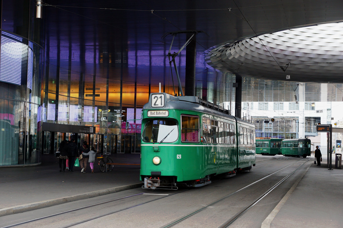 BVB: Kurze Zeit vor seiner Pensionierung wurde der Be 4/8 628 (1972) der Linie 21 am 1. April 2016 auf der Haltestelle Messeplatz fotografiert.
Foto: Walter Ruetsch