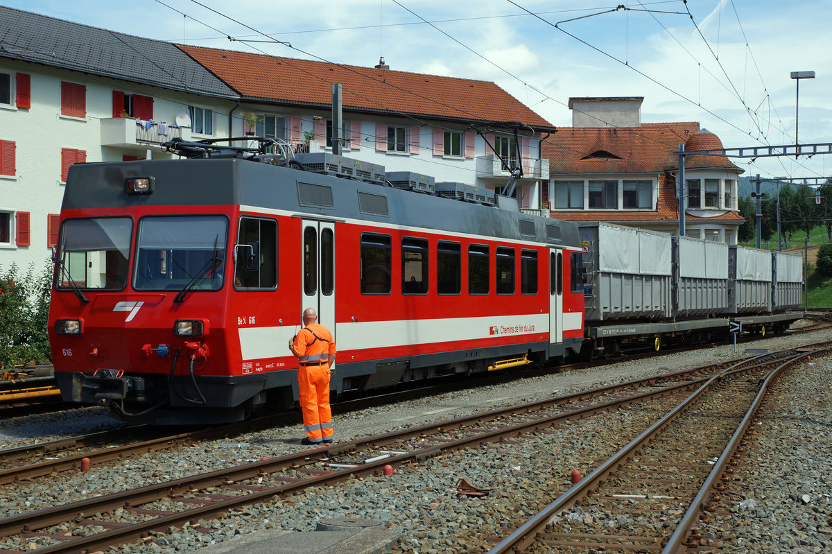 CJ: Kehrichtzug bei der Einfahrt in Tavannes mit dem Be 4/4 616 (ehemals AB/FW) am 3. August 2016. Wegen dem herannahenden Regionalzug musste das anstehende Rangiermanöver rasch umgesetzt werden.
Foto: Walter Ruetsch