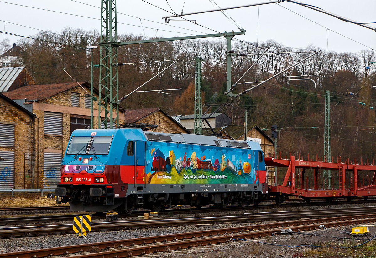 Da dachte ich erst, es sei eine private Lok. Aber nein, es war eine bunte und sehr schöne der DB Cargo AG und zwar die 185 387-0 mit der Werbung „Günni Güterzug  Egal wie gut du fährst Günni fährt Güter!“. Neben Robbi Regio, Ida IC und Opa Adler ist Günni, wie es sein Name schon verrät, eine Güterlok. Bisher war er für die Kinder nur als Spielfigur an Bord verfügbar. Nun fährt er auch in groß über die Schienen.

Die 185 387-0 (91 80 6185 367-0 D-DB) der DB Cargo AG fährt am 08.12.2021, mit einem sehr langen Leerzug von Autotransportwagen der DB Cargo Logistics GmbH (ex ATG Autotransportlogistic GmbH), durch Betzdorf (Sieg) in Richtung Siegen.

Die TRAXX F140 AC2 wurde 2009 von Bombardier Transportation GmbH in Kassel unter der Fabriknummer 34288 gebaut und an die DB geliefert. Diese Werbung (Beklebung) trägt sie seit September 2019.