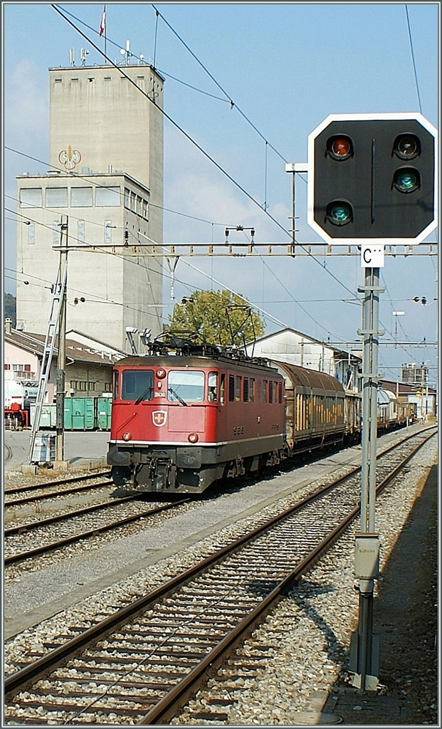 Das Ausfahr-Wiederholungssignal C** zeigt Fahrt mit vermindeter Geschwindikgeit (40 km/h) an, welche für den Zug gilt, aus welche mich die in Moudon wartende Ae 6/6 11438 fotografiernen konnte.
9. Okt. 2008