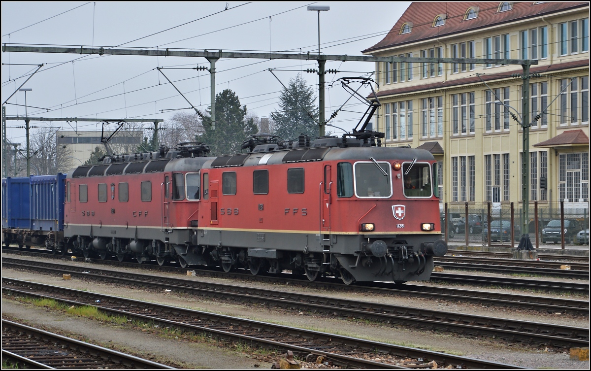 Das Gotthard-Doppelpack Re 10/10 verlässt den Rangierbereich des Bahnhofs Singen um auf den Gütergleisen auf die Abfahrt Richtung Süden zu warten. März 2014.
