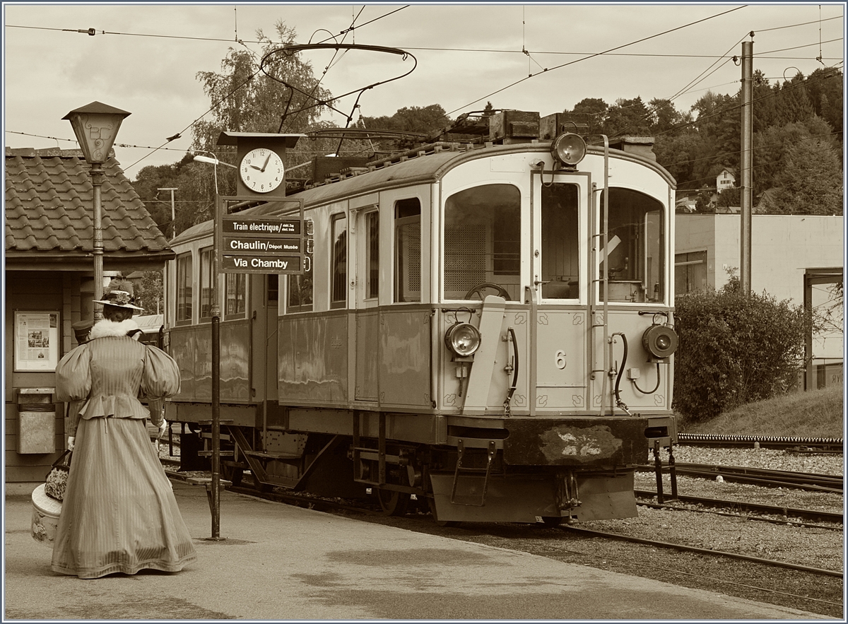 Das traditionelle Themen Septemberwochende stand dieses Jahr unter dem Motto  La Belle Epoque . Grund genug, nicht nur die Museumsfahrzeuge etwas genauer zu betrachen...
Der MCM BCFe 4/4 N° 6 wartet in Blonay auf die Abfahrt nach Chaulin.
17. Sept. 2017
