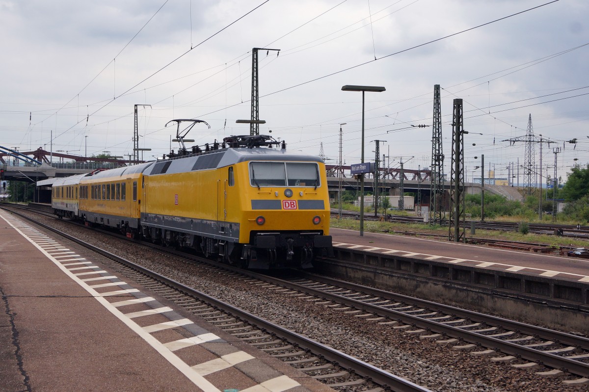 DB: Der Messzug mit der 120 160-7 anl�sslich der Bahnhofsdurchfahrt Weil am Rhein, aufgenommen am 23. Juli 2015.
Foto: Walter Ruetsch