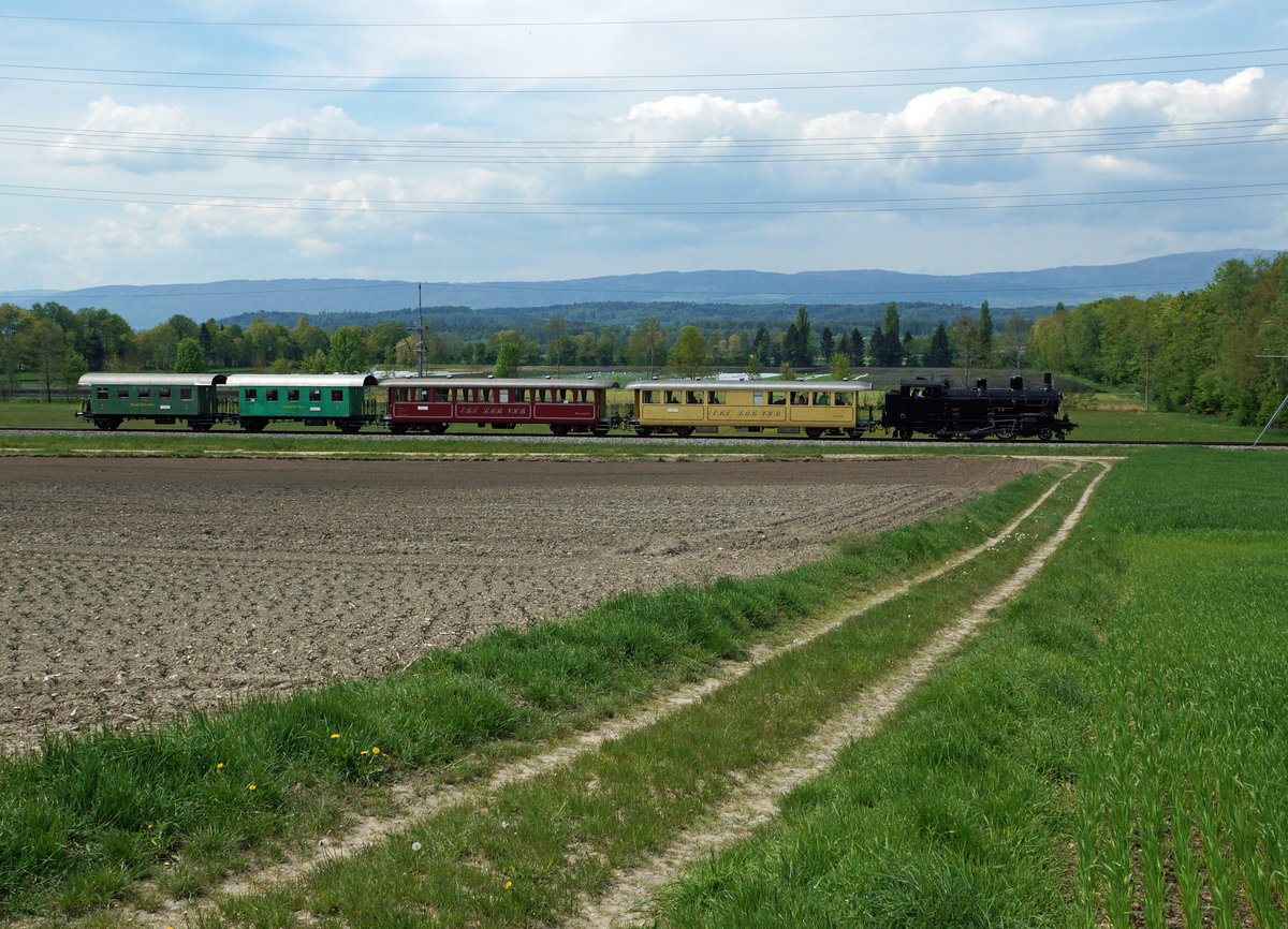 DBB: Der Dampfzug mit der Eb 3/5 5810 /ehemals SBB) + Bi 523 + 524 + C2 +C2 auf der Hinfahrt von der Werkstätte Konolfingen zum Spargelfest Kerzers vom 7. Mai 2016. Der Sonderzug wurde zwischen Kerzers und Fräschels auf der Fahrt nach Kallnach verewigt.
Foto: Walter Ruetsch