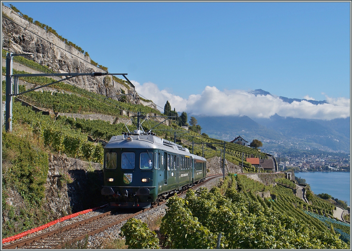 Der 50 J�hrige ABDe 4/4 12 der MThB (bzw. des Vereins Historische MThB) mit seinem Bt 205 auf seiner Jubil�ums Herbstfahrt vom Thurgau �bers Emmental und den L�tschberg nach Brig und dann der Rohne entlang bis in die Rebberge des Lavaux; hier kurz vor Chexbres auf der R�ckfahrt in den Thurgau am 4. Oktober 2015. Herzlichen Dank an Herrn R. Signer f�r die Info zur Fahrt.